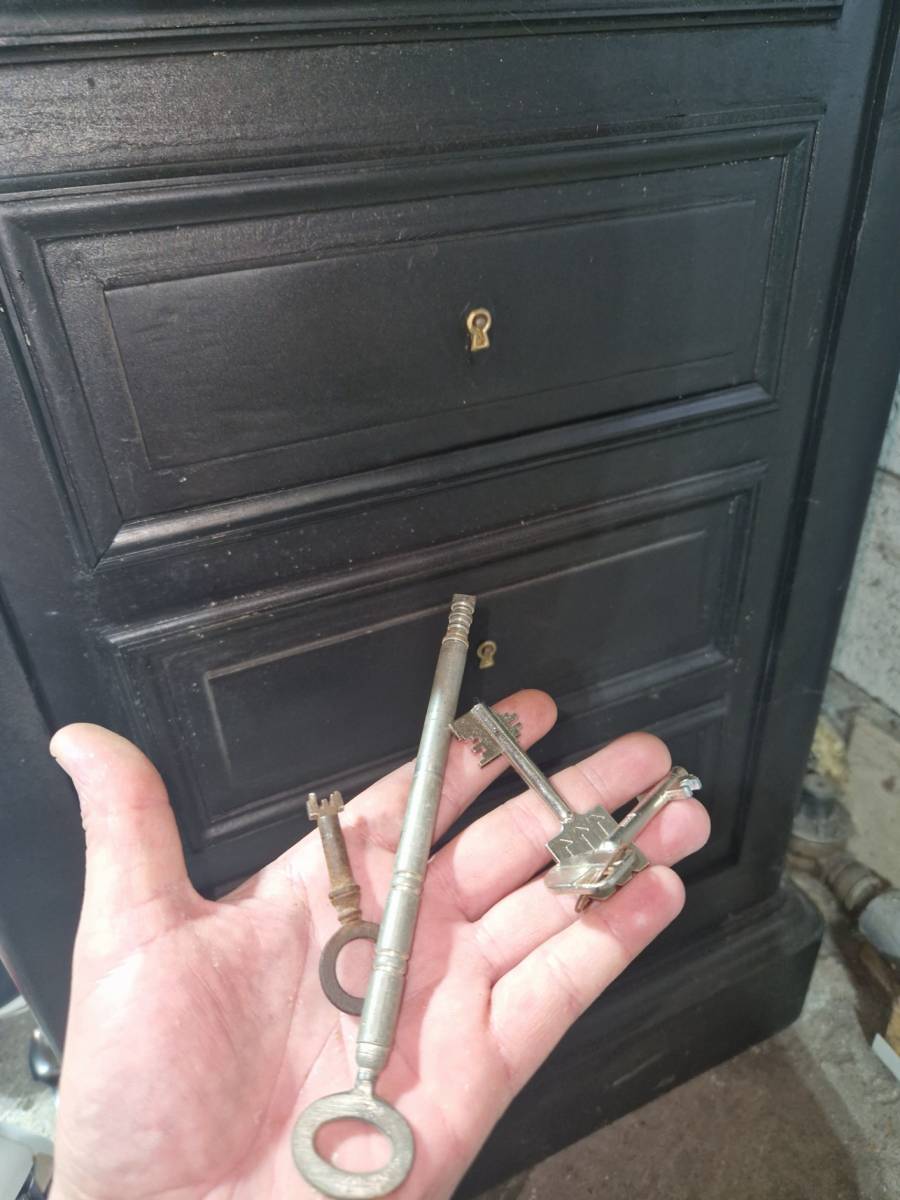 Coffre-fort verrouillé avec clé égarée à côté, symbolisant l'inaccessibilité due à une clé perdue